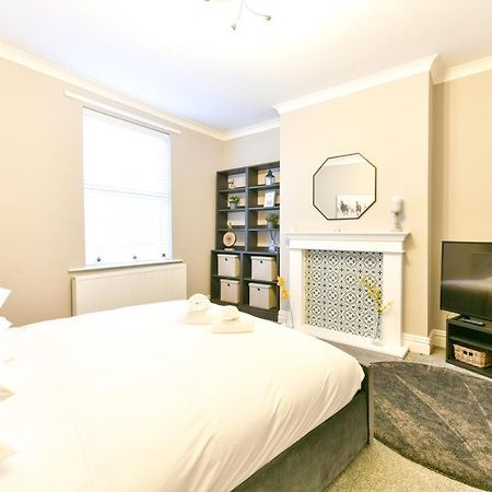 4 Bedroom, 2 Bathroom House - Free Parking Pontefract Eksteriør bilde