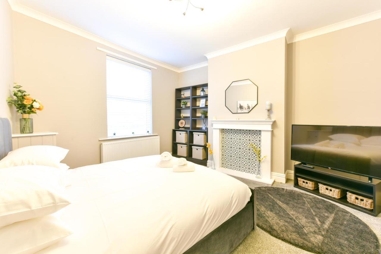 4 Bedroom, 2 Bathroom House - Free Parking Pontefract Eksteriør bilde
