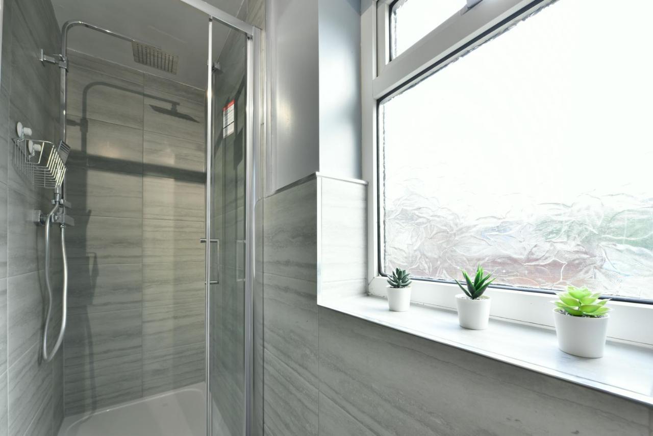 4 Bedroom, 2 Bathroom House - Free Parking Pontefract Eksteriør bilde