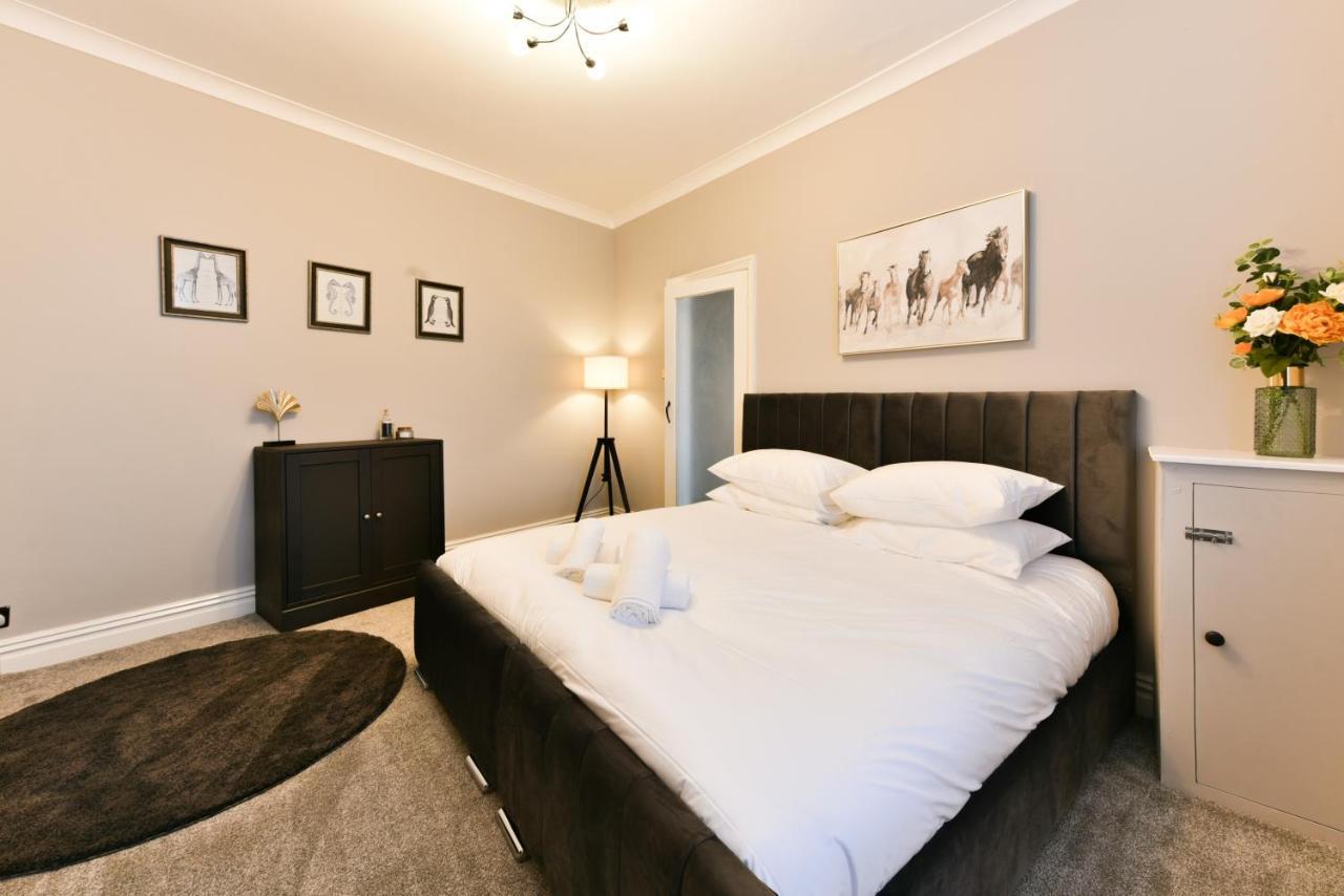 4 Bedroom, 2 Bathroom House - Free Parking Pontefract Eksteriør bilde